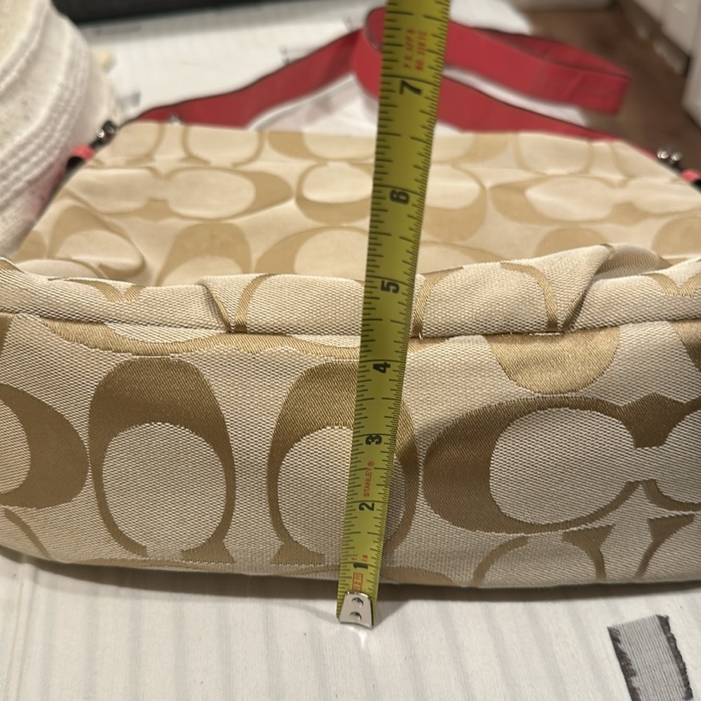 Coach One Shoulder Bag
Signature Leather Pink - Picture 13 of 16